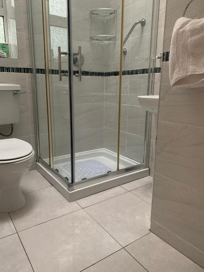 Boland's guest accommodation in Dingle - shower area